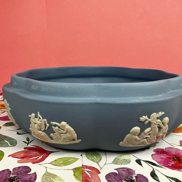 Wedgwood Blue Jasperware, Trinket Box With Lid, 5” Round Scalloped Garden Theme - Picture 10 of 17